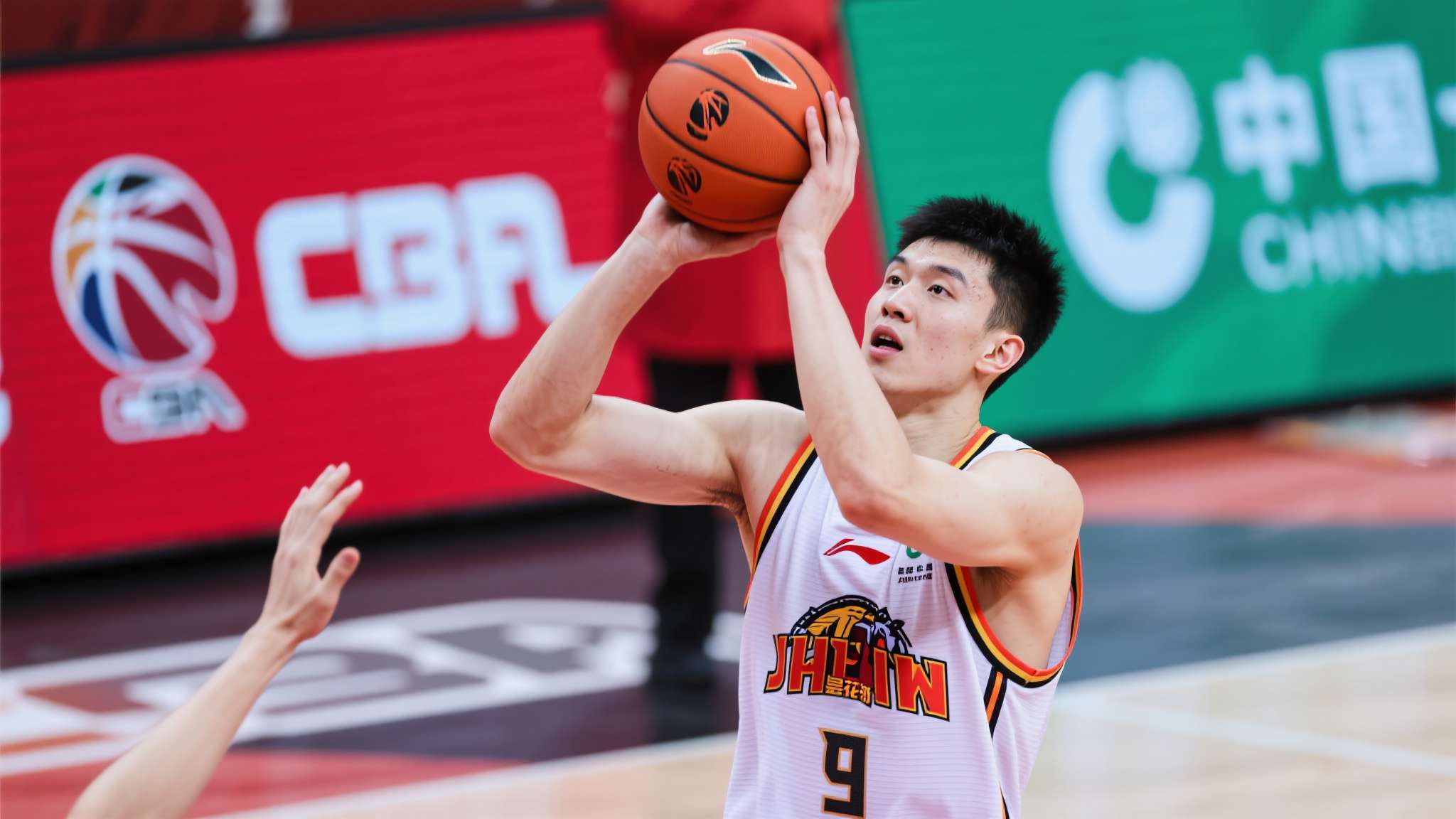 勇士20分大胜黄蜂 这种稳定输出正是CBA国产顶级得分手必须具备的特质。例如过去年轻选手李弘刚出现短