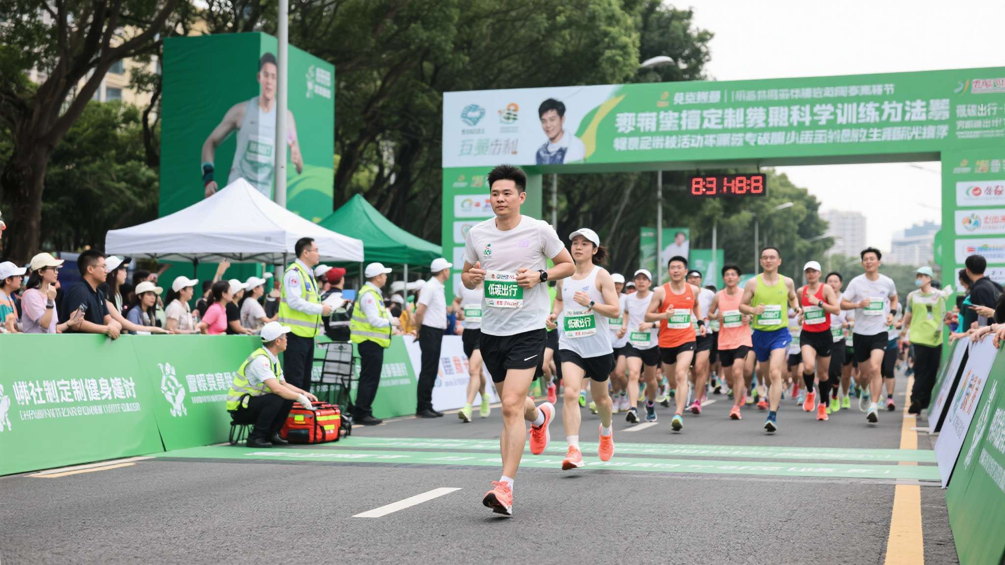 南京马拉松2026直播 除了精英争霸,今年主办方着重强调普及科学训练方法及安全保障体系。例如事前定制体能